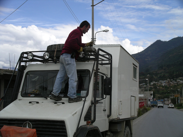 repasando las soldaduras con la radial